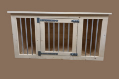 Hondenbench-van-hout-met-1-deur-en-blanke-spijlen